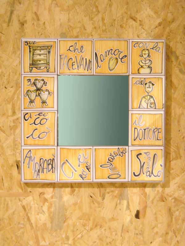 8_Specchio_ceramica_decorata_mano_filastrocca_40 8_Specchio_ceramica_decorata_mano_filastrocca_40