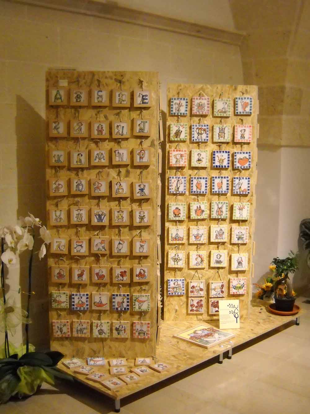 Espositore_mattonelle_maiolica_decorata_mano
