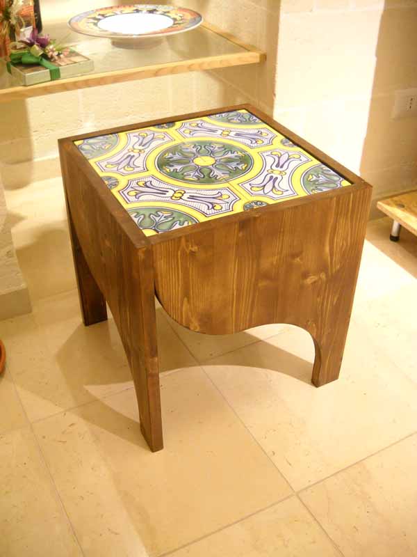 Tavolino_arredo_legno_ceramica_decorata_2