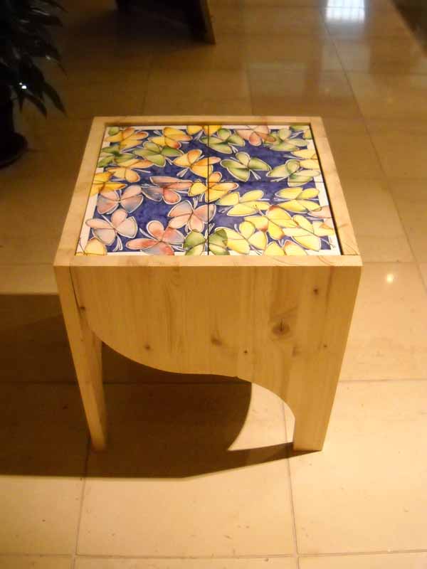 Tavolino_arredo_legno_ceramica_decorata_4